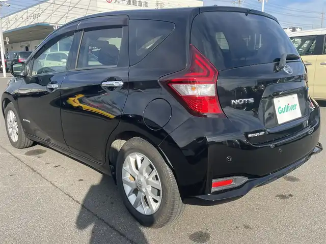 日産 ノート e－パワー メダリスト 岡山県 2017(平29)年 7.8万km スーパーブラック 登録時走行距離７７６９７km/純正ナビ:MM616D-W/(AM/FM/SD/TV/Bluetooth)/エマージェンシーブレーキ/アラウンドビューモニター/車線逸脱警報/ETC/デジタルルームミラー/ステアリングスイッチ/電動格納ミラー/ハーフレザーシート/純正15インチアルミホイール/プッシュスタート/スマートキー