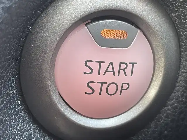 日産 ノート e－パワー メダリスト 岡山県 2017(平29)年 7.8万km スーパーブラック 登録時走行距離７７６９７km/純正ナビ:MM616D-W/(AM/FM/SD/TV/Bluetooth)/エマージェンシーブレーキ/アラウンドビューモニター/車線逸脱警報/ETC/デジタルルームミラー/ステアリングスイッチ/電動格納ミラー/ハーフレザーシート/純正15インチアルミホイール/プッシュスタート/スマートキー