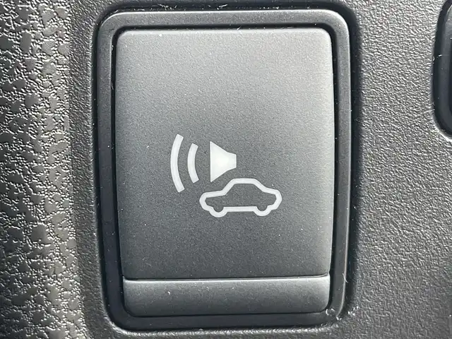 日産 ノート e－パワー メダリスト 岡山県 2017(平29)年 7.8万km スーパーブラック 登録時走行距離７７６９７km/純正ナビ:MM616D-W/(AM/FM/SD/TV/Bluetooth)/エマージェンシーブレーキ/アラウンドビューモニター/車線逸脱警報/ETC/デジタルルームミラー/ステアリングスイッチ/電動格納ミラー/ハーフレザーシート/純正15インチアルミホイール/プッシュスタート/スマートキー