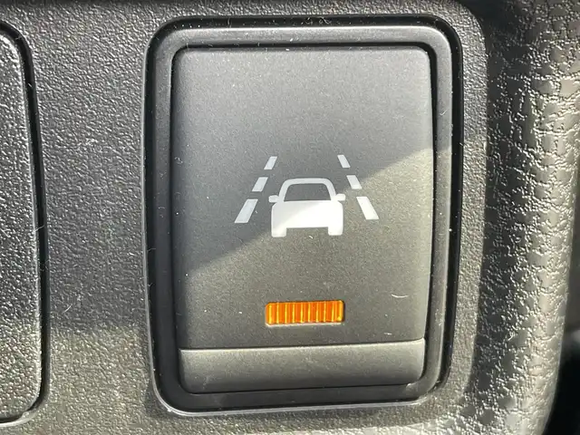 日産 ノート e－パワー メダリスト 岡山県 2017(平29)年 7.8万km スーパーブラック 登録時走行距離７７６９７km/純正ナビ:MM616D-W/(AM/FM/SD/TV/Bluetooth)/エマージェンシーブレーキ/アラウンドビューモニター/車線逸脱警報/ETC/デジタルルームミラー/ステアリングスイッチ/電動格納ミラー/ハーフレザーシート/純正15インチアルミホイール/プッシュスタート/スマートキー