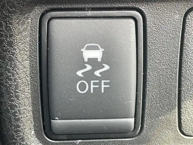 日産 ノート e－パワー メダリスト 岡山県 2017(平29)年 7.8万km スーパーブラック 登録時走行距離７７６９７km/純正ナビ:MM616D-W/(AM/FM/SD/TV/Bluetooth)/エマージェンシーブレーキ/アラウンドビューモニター/車線逸脱警報/ETC/デジタルルームミラー/ステアリングスイッチ/電動格納ミラー/ハーフレザーシート/純正15インチアルミホイール/プッシュスタート/スマートキー