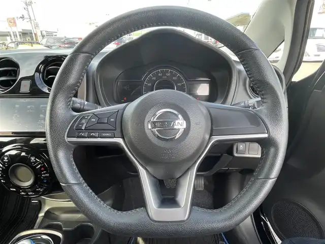 日産 ノート e－パワー メダリスト 岡山県 2017(平29)年 7.8万km スーパーブラック 登録時走行距離７７６９７km/純正ナビ:MM616D-W/(AM/FM/SD/TV/Bluetooth)/エマージェンシーブレーキ/アラウンドビューモニター/車線逸脱警報/ETC/デジタルルームミラー/ステアリングスイッチ/電動格納ミラー/ハーフレザーシート/純正15インチアルミホイール/プッシュスタート/スマートキー