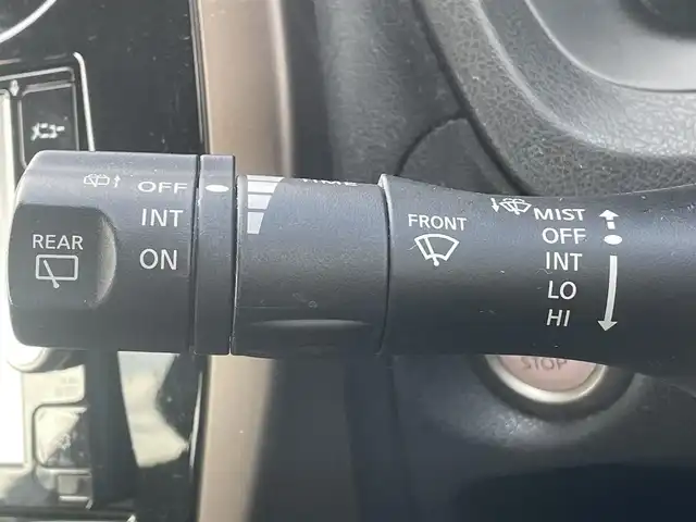 日産 ノート e－パワー メダリスト 岡山県 2017(平29)年 7.8万km スーパーブラック 登録時走行距離７７６９７km/純正ナビ:MM616D-W/(AM/FM/SD/TV/Bluetooth)/エマージェンシーブレーキ/アラウンドビューモニター/車線逸脱警報/ETC/デジタルルームミラー/ステアリングスイッチ/電動格納ミラー/ハーフレザーシート/純正15インチアルミホイール/プッシュスタート/スマートキー