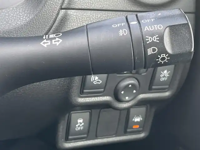 日産 ノート e－パワー メダリスト 岡山県 2017(平29)年 7.8万km スーパーブラック 登録時走行距離７７６９７km/純正ナビ:MM616D-W/(AM/FM/SD/TV/Bluetooth)/エマージェンシーブレーキ/アラウンドビューモニター/車線逸脱警報/ETC/デジタルルームミラー/ステアリングスイッチ/電動格納ミラー/ハーフレザーシート/純正15インチアルミホイール/プッシュスタート/スマートキー