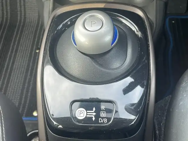 日産 ノート e－パワー メダリスト 岡山県 2017(平29)年 7.8万km スーパーブラック 登録時走行距離７７６９７km/純正ナビ:MM616D-W/(AM/FM/SD/TV/Bluetooth)/エマージェンシーブレーキ/アラウンドビューモニター/車線逸脱警報/ETC/デジタルルームミラー/ステアリングスイッチ/電動格納ミラー/ハーフレザーシート/純正15インチアルミホイール/プッシュスタート/スマートキー