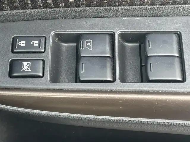 日産 ノート e－パワー メダリスト 岡山県 2017(平29)年 7.8万km スーパーブラック 登録時走行距離７７６９７km/純正ナビ:MM616D-W/(AM/FM/SD/TV/Bluetooth)/エマージェンシーブレーキ/アラウンドビューモニター/車線逸脱警報/ETC/デジタルルームミラー/ステアリングスイッチ/電動格納ミラー/ハーフレザーシート/純正15インチアルミホイール/プッシュスタート/スマートキー