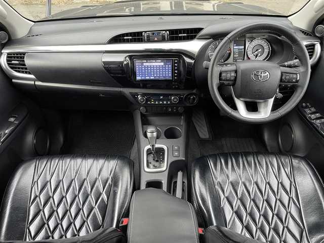 トヨタ ハイラックス Z 道東・釧路十勝 2021(令3)年 3.4万km アティチュードブラックマイカ ４WD/寒冷地仕様/運転支援装置/・PCS(プリクラッシュセーフティ)/・LDA(レーンディパーチャーアラート)/・RSA(ロードサインアシスト)/・レーダークルーズコントロール/・先行車発進告知/GRパーツ装着/ (フロントバンパーカバー/サイドステップ)/純正ディーラーOPナビ/ (CD/DVD/BT)/フルセグTV/バックカメラ/ETC/革巻きステアリング/ステアリングスイッチ/プッシュスタート/スマートキー/スペアキー/純正エンジンスターター/純正17インチAW/オートライト/純正LEDヘッドライト/フォグランプ/ (フロント/リア)/ウインカーミラー/電動格納ミラー/ミラーヒーター/純正ドアバイザー/社外フロアマット/アイドリングストップ/横滑り防止装置/ナビ取扱説明書/取扱説明書/保証書