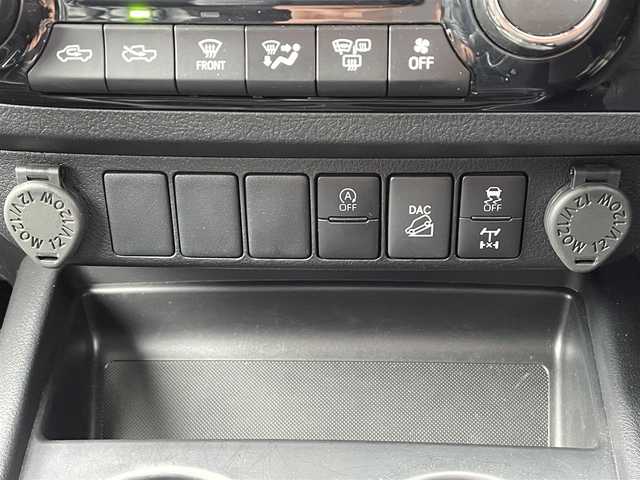 トヨタ ハイラックス Z 道東・釧路十勝 2021(令3)年 3.4万km アティチュードブラックマイカ ４WD/寒冷地仕様/運転支援装置/・PCS(プリクラッシュセーフティ)/・LDA(レーンディパーチャーアラート)/・RSA(ロードサインアシスト)/・レーダークルーズコントロール/・先行車発進告知/GRパーツ装着/ (フロントバンパーカバー/サイドステップ)/純正ディーラーOPナビ/ (CD/DVD/BT)/フルセグTV/バックカメラ/ETC/革巻きステアリング/ステアリングスイッチ/プッシュスタート/スマートキー/スペアキー/純正エンジンスターター/純正17インチAW/オートライト/純正LEDヘッドライト/フォグランプ/ (フロント/リア)/ウインカーミラー/電動格納ミラー/ミラーヒーター/純正ドアバイザー/社外フロアマット/アイドリングストップ/横滑り防止装置/ナビ取扱説明書/取扱説明書/保証書