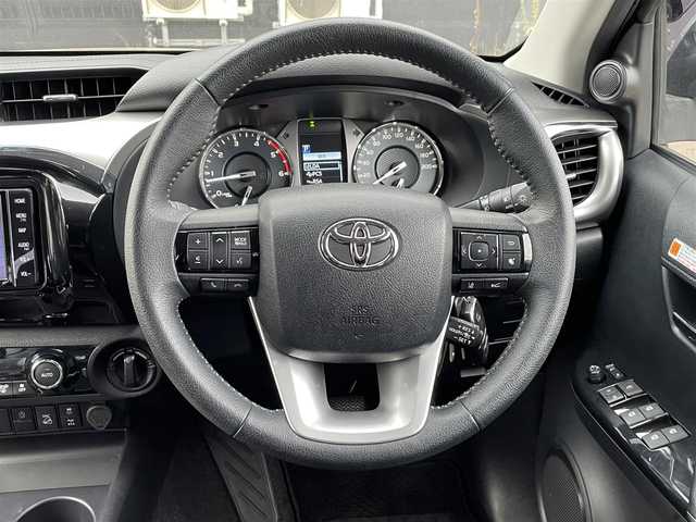 トヨタ ハイラックス Z 道東・釧路十勝 2021(令3)年 3.4万km アティチュードブラックマイカ ４WD/寒冷地仕様/運転支援装置/・PCS(プリクラッシュセーフティ)/・LDA(レーンディパーチャーアラート)/・RSA(ロードサインアシスト)/・レーダークルーズコントロール/・先行車発進告知/GRパーツ装着/ (フロントバンパーカバー/サイドステップ)/純正ディーラーOPナビ/ (CD/DVD/BT)/フルセグTV/バックカメラ/ETC/革巻きステアリング/ステアリングスイッチ/プッシュスタート/スマートキー/スペアキー/純正エンジンスターター/純正17インチAW/オートライト/純正LEDヘッドライト/フォグランプ/ (フロント/リア)/ウインカーミラー/電動格納ミラー/ミラーヒーター/純正ドアバイザー/社外フロアマット/アイドリングストップ/横滑り防止装置/ナビ取扱説明書/取扱説明書/保証書