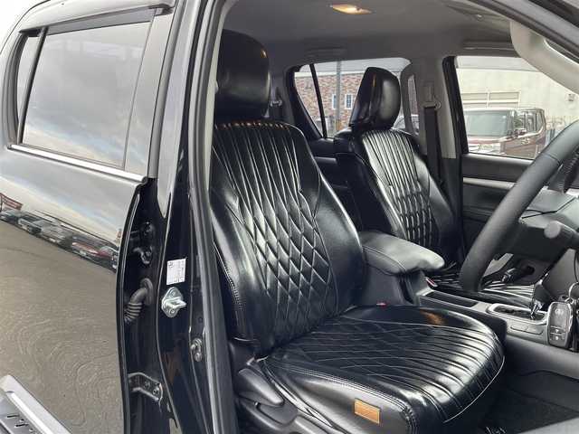 トヨタ ハイラックス Z 道東・釧路十勝 2021(令3)年 3.4万km アティチュードブラックマイカ ４WD/寒冷地仕様/運転支援装置/・PCS(プリクラッシュセーフティ)/・LDA(レーンディパーチャーアラート)/・RSA(ロードサインアシスト)/・レーダークルーズコントロール/・先行車発進告知/GRパーツ装着/ (フロントバンパーカバー/サイドステップ)/純正ディーラーOPナビ/ (CD/DVD/BT)/フルセグTV/バックカメラ/ETC/革巻きステアリング/ステアリングスイッチ/プッシュスタート/スマートキー/スペアキー/純正エンジンスターター/純正17インチAW/オートライト/純正LEDヘッドライト/フォグランプ/ (フロント/リア)/ウインカーミラー/電動格納ミラー/ミラーヒーター/純正ドアバイザー/社外フロアマット/アイドリングストップ/横滑り防止装置/ナビ取扱説明書/取扱説明書/保証書