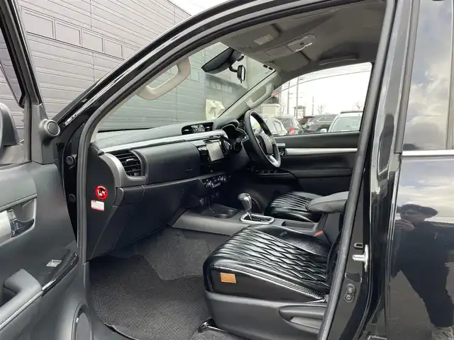 トヨタ ハイラックス Z 道東・釧路十勝 2021(令3)年 3.4万km アティチュードブラックマイカ ４WD/寒冷地仕様/運転支援装置/・PCS(プリクラッシュセーフティ)/・LDA(レーンディパーチャーアラート)/・RSA(ロードサインアシスト)/・レーダークルーズコントロール/・先行車発進告知/GRパーツ装着/ (フロントバンパーカバー/サイドステップ)/純正ディーラーOPナビ/ (CD/DVD/BT)/フルセグTV/バックカメラ/ETC/革巻きステアリング/ステアリングスイッチ/プッシュスタート/スマートキー/スペアキー/純正エンジンスターター/純正17インチAW/オートライト/純正LEDヘッドライト/フォグランプ/ (フロント/リア)/ウインカーミラー/電動格納ミラー/ミラーヒーター/純正ドアバイザー/社外フロアマット/アイドリングストップ/横滑り防止装置/ナビ取扱説明書/取扱説明書/保証書