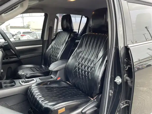 トヨタ ハイラックス Z 道東・釧路十勝 2021(令3)年 3.4万km アティチュードブラックマイカ ４WD/寒冷地仕様/運転支援装置/・PCS(プリクラッシュセーフティ)/・LDA(レーンディパーチャーアラート)/・RSA(ロードサインアシスト)/・レーダークルーズコントロール/・先行車発進告知/GRパーツ装着/ (フロントバンパーカバー/サイドステップ)/純正ディーラーOPナビ/ (CD/DVD/BT)/フルセグTV/バックカメラ/ETC/革巻きステアリング/ステアリングスイッチ/プッシュスタート/スマートキー/スペアキー/純正エンジンスターター/純正17インチAW/オートライト/純正LEDヘッドライト/フォグランプ/ (フロント/リア)/ウインカーミラー/電動格納ミラー/ミラーヒーター/純正ドアバイザー/社外フロアマット/アイドリングストップ/横滑り防止装置/ナビ取扱説明書/取扱説明書/保証書