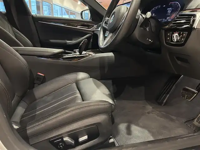 ＢＭＷ ５２３ｄ xDrive Mスピリット 道央・札幌 2020(令2)年 6.2万km アルピンホワイトⅢ ハイラインパッケージ/　・ダコタレザーシート/　・ランバーサポート/　・前後シートヒーター/アドバンスパッケージ/　・コンフォートアクセス/　・アダプティブLEDヘッドライト/　・パーキングアシストプラス/　・アンビエントライト/ヘッドアップディスプレイ/ドライビングアシストプラス/純正HDDナビ/フルセグテレビ/USB/BT/360°カメラ/PDC/HiFiスピーカー
