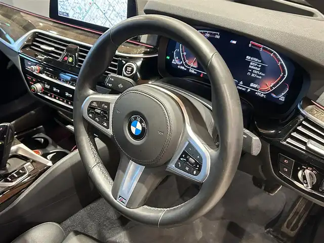 ＢＭＷ ５２３ｄ xDrive Mスピリット 道央・札幌 2020(令2)年 6.2万km アルピンホワイトⅢ ハイラインパッケージ/　・ダコタレザーシート/　・ランバーサポート/　・前後シートヒーター/アドバンスパッケージ/　・コンフォートアクセス/　・アダプティブLEDヘッドライト/　・パーキングアシストプラス/　・アンビエントライト/ヘッドアップディスプレイ/ドライビングアシストプラス/純正HDDナビ/フルセグテレビ/USB/BT/360°カメラ/PDC/HiFiスピーカー