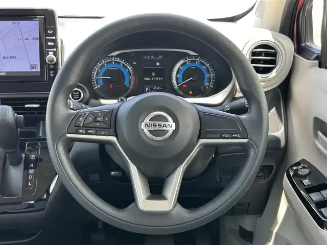 日産 デイズ X 熊本県 2020(令2)年 0.5万km ブロッサムピンク 純正9インチナビ/・AM/FM/CD/DVD/Bluetooth/・フルセグTV/・バックカメラ/安全装置/・エマージェンシーブレーキ/・車線維持システム/・車線逸脱/・先行車発進お知らせ機能/・速度、道路標識識別機能/・ふらつき警報/・アラウンドビューモニター/・タイヤアングルガイド/・ステアリングロック/ECO/Sportモード/オートライト/オートハイビーム/アイドリングストップ(off機能あり)/ステアリングリモコン/光軸調整機能/スマートキー/スペアキー /純正フロアマット/純正ドアバイザー/純正アルミホイール/電動格納ミラー/ウィンカーミラー