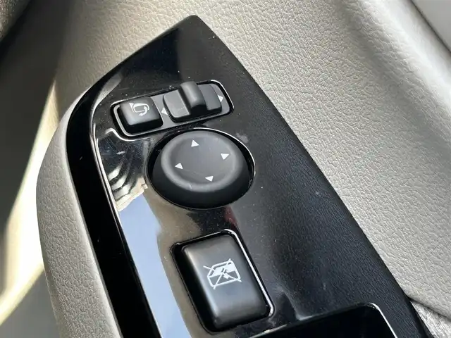 日産 デイズ X 熊本県 2020(令2)年 0.5万km ブロッサムピンク 純正9インチナビ/・AM/FM/CD/DVD/Bluetooth/・フルセグTV/・バックカメラ/安全装置/・エマージェンシーブレーキ/・車線維持システム/・車線逸脱/・先行車発進お知らせ機能/・速度、道路標識識別機能/・ふらつき警報/・アラウンドビューモニター/・タイヤアングルガイド/・ステアリングロック/ECO/Sportモード/オートライト/オートハイビーム/アイドリングストップ(off機能あり)/ステアリングリモコン/光軸調整機能/スマートキー/スペアキー /純正フロアマット/純正ドアバイザー/純正アルミホイール/電動格納ミラー/ウィンカーミラー