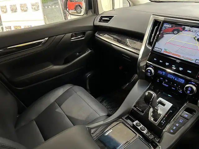 トヨタ ヴェルファイア ハイブリット ZR 東京都 2019(平31)年 4.2万km ホワイトパールクリスタルシャイン 純正ナビ/(NSZN-Z68T)/(CD/DVD/フルセグ/Bluetooth/HDMI)/バックカメラ/コーナーセンサー/レザーシート/前席シートヒーター/前席シートクーラー/前席パワーシート/運転席メモリーシート/助手席+2列目席オットマン/電動パーキング/LDW/プリクラッシュセーフティ/PKSB/レーダークルーズコントロール/スマートキー/パワードサブウーファー/(carroozzeria)/pivot/(3-drivePRO)/スペアキー×1/プッシュスタート/オートライト/三眼LEDライト/オートハイビーム/フロントフォグランプ/ETC/純正フロアマット/ISOFIX/ドラレコ/革巻きステアリング/ステアリングスイッチ/プライバシーガラス/ドアバイザー/電動格納ウィンカーミラー/社外17インチアルミホイール/W+カーテンSRS+ABS/横滑り防止装置/取扱説明書