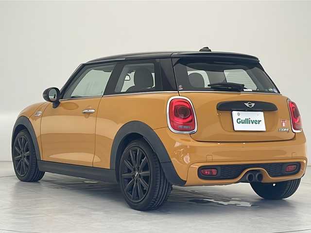 ＭＩＮＩ ミニ クーパー S 沖縄県 2017(平29)年 4.6万km ボルカニックオレンジ 純正ナビ/　(Bluetooth FM/AM)　/バックカメラ　　/プッシュスタート　/スマートキー　/純正１７インチアルミホイール　/クルーズコントロール　/パドルシフト　/純正フロアマット　/オートエアコン　/パワーステアリング　/ＵＳＢ