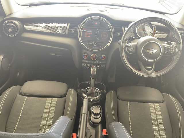ＭＩＮＩ ミニ クーパー S 沖縄県 2017(平29)年 4.6万km ボルカニックオレンジ 純正ナビ/　(Bluetooth FM/AM)　/バックカメラ　　/プッシュスタート　/スマートキー　/純正１７インチアルミホイール　/クルーズコントロール　/パドルシフト　/純正フロアマット　/オートエアコン　/パワーステアリング　/ＵＳＢ