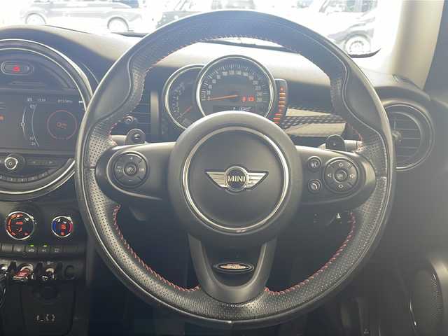 ＭＩＮＩ ミニ クーパー S 沖縄県 2017(平29)年 4.6万km ボルカニックオレンジ 純正ナビ/　(Bluetooth FM/AM)　/バックカメラ　　/プッシュスタート　/スマートキー　/純正１７インチアルミホイール　/クルーズコントロール　/パドルシフト　/純正フロアマット　/オートエアコン　/パワーステアリング　/ＵＳＢ