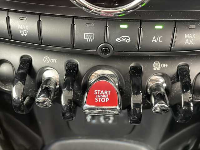 ＭＩＮＩ ミニ クーパー S 沖縄県 2017(平29)年 4.6万km ボルカニックオレンジ 純正ナビ/　(Bluetooth FM/AM)　/バックカメラ　　/プッシュスタート　/スマートキー　/純正１７インチアルミホイール　/クルーズコントロール　/パドルシフト　/純正フロアマット　/オートエアコン　/パワーステアリング　/ＵＳＢ