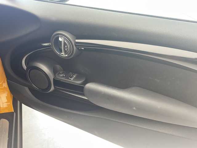 ＭＩＮＩ ミニ クーパー S 沖縄県 2017(平29)年 4.6万km ボルカニックオレンジ 純正ナビ/　(Bluetooth FM/AM)　/バックカメラ　　/プッシュスタート　/スマートキー　/純正１７インチアルミホイール　/クルーズコントロール　/パドルシフト　/純正フロアマット　/オートエアコン　/パワーステアリング　/ＵＳＢ
