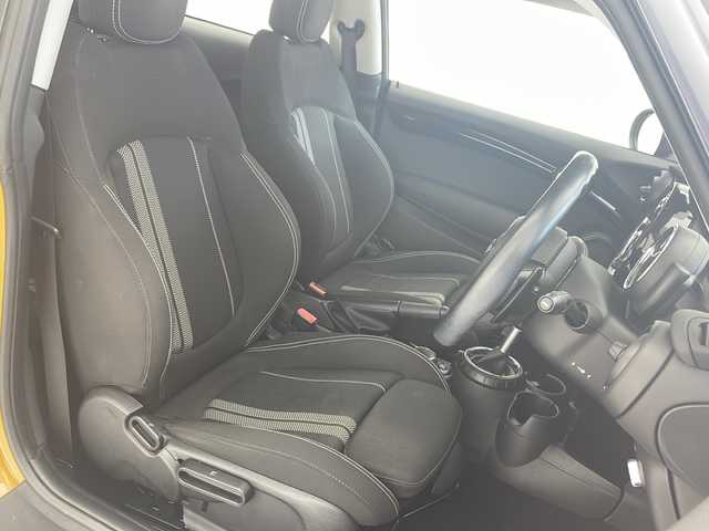 ＭＩＮＩ ミニ クーパー S 沖縄県 2017(平29)年 4.6万km ボルカニックオレンジ 純正ナビ/　(Bluetooth FM/AM)　/バックカメラ　　/プッシュスタート　/スマートキー　/純正１７インチアルミホイール　/クルーズコントロール　/パドルシフト　/純正フロアマット　/オートエアコン　/パワーステアリング　/ＵＳＢ