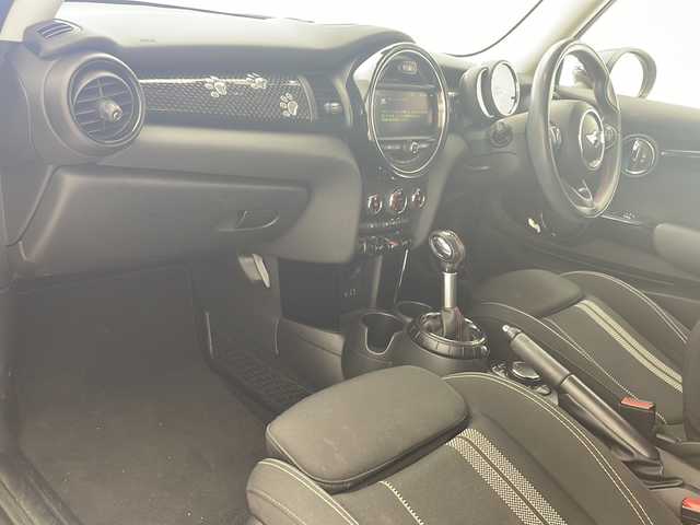 ＭＩＮＩ ミニ クーパー S 沖縄県 2017(平29)年 4.6万km ボルカニックオレンジ 純正ナビ/　(Bluetooth FM/AM)　/バックカメラ　　/プッシュスタート　/スマートキー　/純正１７インチアルミホイール　/クルーズコントロール　/パドルシフト　/純正フロアマット　/オートエアコン　/パワーステアリング　/ＵＳＢ
