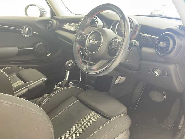 ＭＩＮＩ ミニ クーパー S 沖縄県 2017(平29)年 4.6万km ボルカニックオレンジ 純正ナビ/　(Bluetooth FM/AM)　/バックカメラ　　/プッシュスタート　/スマートキー　/純正１７インチアルミホイール　/クルーズコントロール　/パドルシフト　/純正フロアマット　/オートエアコン　/パワーステアリング　/ＵＳＢ