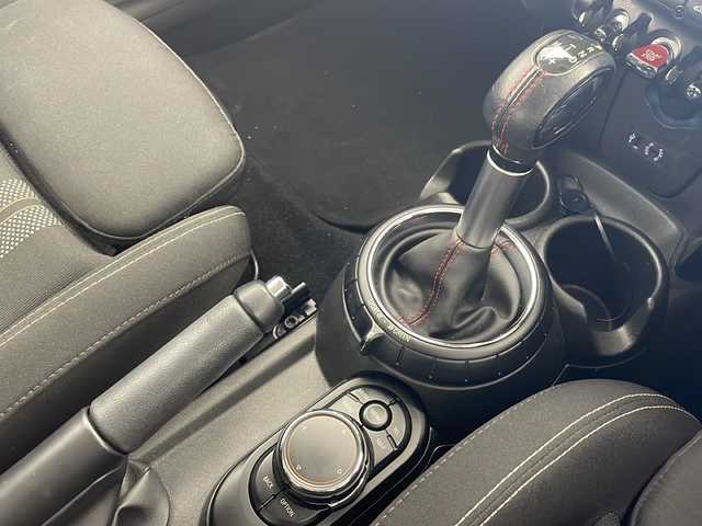 ＭＩＮＩ ミニ クーパー S 沖縄県 2017(平29)年 4.6万km ボルカニックオレンジ 純正ナビ/　(Bluetooth FM/AM)　/バックカメラ　　/プッシュスタート　/スマートキー　/純正１７インチアルミホイール　/クルーズコントロール　/パドルシフト　/純正フロアマット　/オートエアコン　/パワーステアリング　/ＵＳＢ
