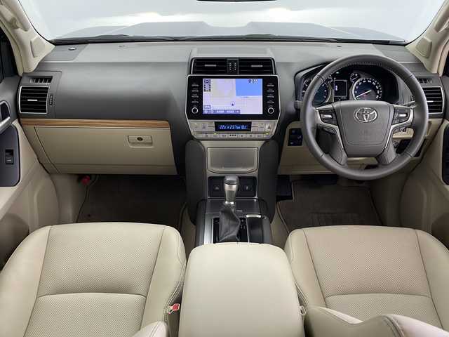 トヨタ ランドクルーザー プラド TX Lパッケージ マットブラED 鹿児島県 2023(令5)年 1.5万km アティチュードブラックマイカ サンルーフ/メーカーOPナビ/（AM/FM/フルセグ/Bluetooth）/パノラミックビューモニター/トヨタセーフティセンス/クリアランスソナー/プリクラッシュセーフティ/先行車発進通知/オートマチックハイビーム/レーンディパーチャーアラート/レーダークルーズコントロール/ブラインドスポットモニター/ETC/ドライブレコーダー/ルーフレール/LEDヘッドライト/オートライト/フォグランプ/レザーシート/パワーシート（D席＋N席）/シートヒーター（D席＋N席）/シートベンチレーション（D席＋N席）/革巻きステアリング/ステアリングスイッチ/フロアマット/プッシュスタート/スマートキー/スペアキー
