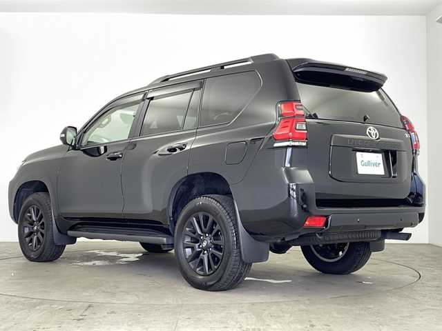 トヨタ ランドクルーザー プラド TX Lパッケージ マットブラED 鹿児島県 2023(令5)年 1.5万km アティチュードブラックマイカ サンルーフ/メーカーOPナビ/（AM/FM/フルセグ/Bluetooth）/パノラミックビューモニター/トヨタセーフティセンス/クリアランスソナー/プリクラッシュセーフティ/先行車発進通知/オートマチックハイビーム/レーンディパーチャーアラート/レーダークルーズコントロール/ブラインドスポットモニター/ETC/ドライブレコーダー/ルーフレール/LEDヘッドライト/オートライト/フォグランプ/レザーシート/パワーシート（D席＋N席）/シートヒーター（D席＋N席）/シートベンチレーション（D席＋N席）/革巻きステアリング/ステアリングスイッチ/フロアマット/プッシュスタート/スマートキー/スペアキー
