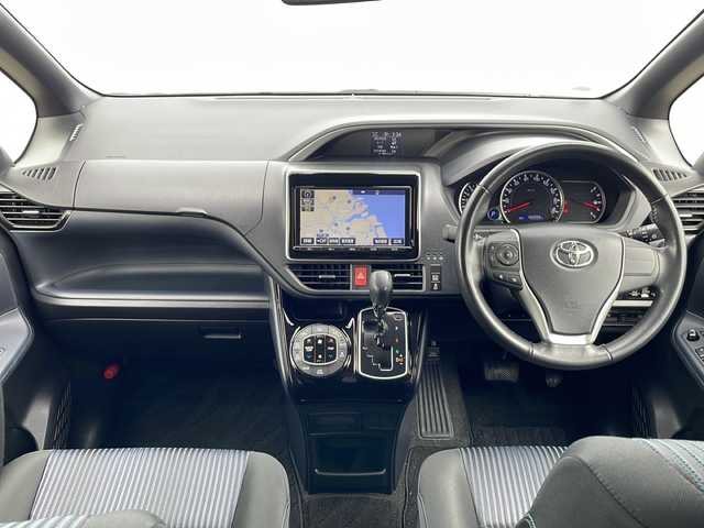 トヨタ ヴォクシー ZS 煌Ⅱ 三重県 2017(平29)年 4.6万km ホワイトパールクリスタルシャイン 純正9型ナビ(AM/FM/CD/TV/BT)/フルセグTV/バックカメラ/ビルトインETC/前方ドライブレコーダー/両側パワースライドドア/スペアキー/リヤサンシェード/衝突軽減ブレーキ/レーンキープアシスト/オートハイビーム/革巻きステアリング/横滑り防止/アイドリングストップ/電動格納ミラー/禁煙車