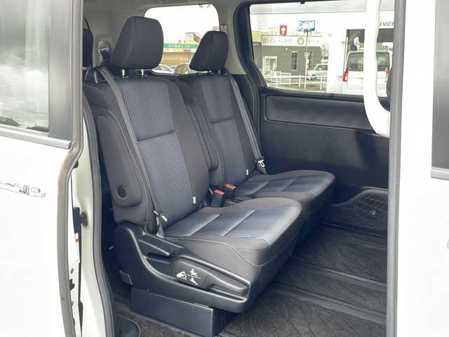 トヨタ ヴォクシー ZS 煌Ⅱ 三重県 2017(平29)年 4.6万km ホワイトパールクリスタルシャイン 純正9型ナビ(AM/FM/CD/TV/BT)/フルセグTV/バックカメラ/ビルトインETC/前方ドライブレコーダー/両側パワースライドドア/スペアキー/リヤサンシェード/衝突軽減ブレーキ/レーンキープアシスト/オートハイビーム/革巻きステアリング/横滑り防止/アイドリングストップ/電動格納ミラー/禁煙車