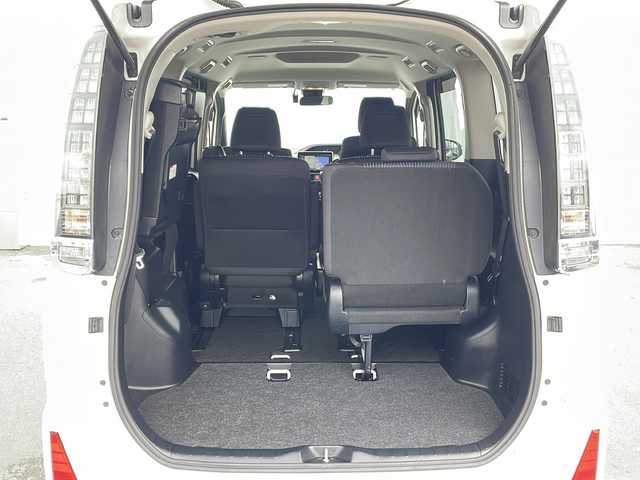 トヨタ ヴォクシー ZS 煌Ⅱ 三重県 2017(平29)年 4.6万km ホワイトパールクリスタルシャイン 純正9型ナビ(AM/FM/CD/TV/BT)/フルセグTV/バックカメラ/ビルトインETC/前方ドライブレコーダー/両側パワースライドドア/スペアキー/リヤサンシェード/衝突軽減ブレーキ/レーンキープアシスト/オートハイビーム/革巻きステアリング/横滑り防止/アイドリングストップ/電動格納ミラー/禁煙車