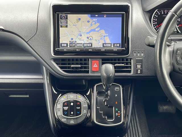 トヨタ ヴォクシー ZS 煌Ⅱ 三重県 2017(平29)年 4.6万km ホワイトパールクリスタルシャイン 純正9型ナビ(AM/FM/CD/TV/BT)/フルセグTV/バックカメラ/ビルトインETC/前方ドライブレコーダー/両側パワースライドドア/スペアキー/リヤサンシェード/衝突軽減ブレーキ/レーンキープアシスト/オートハイビーム/革巻きステアリング/横滑り防止/アイドリングストップ/電動格納ミラー/禁煙車