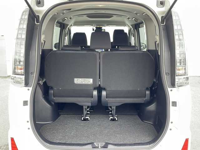 トヨタ ヴォクシー ZS 煌Ⅱ 三重県 2017(平29)年 4.6万km ホワイトパールクリスタルシャイン 純正9型ナビ(AM/FM/CD/TV/BT)/フルセグTV/バックカメラ/ビルトインETC/前方ドライブレコーダー/両側パワースライドドア/スペアキー/リヤサンシェード/衝突軽減ブレーキ/レーンキープアシスト/オートハイビーム/革巻きステアリング/横滑り防止/アイドリングストップ/電動格納ミラー/禁煙車