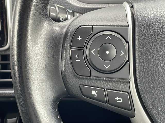 トヨタ ヴォクシー ZS 煌Ⅱ 三重県 2017(平29)年 4.6万km ホワイトパールクリスタルシャイン 純正9型ナビ(AM/FM/CD/TV/BT)/フルセグTV/バックカメラ/ビルトインETC/前方ドライブレコーダー/両側パワースライドドア/スペアキー/リヤサンシェード/衝突軽減ブレーキ/レーンキープアシスト/オートハイビーム/革巻きステアリング/横滑り防止/アイドリングストップ/電動格納ミラー/禁煙車