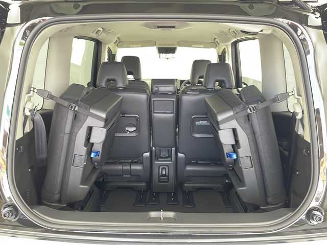日産 セレナ e－パワー ハイウェイスター V 愛知県 2025(令7)年 0.1千km ダイヤモンドブラック 登録済未使用車/NIssanConnectナビ/・12.3インチカラーディスプレイ/・ハンズフリーフォン/・Bluetooth/・USB/・HDMI/・Amazon Alexa/・AM/FMラジオ/・フルセグTV/・6スピーカー/インテリジェントアラウンドビューモニター/ETC/両側パワースライドドア/へッドランプ オートレベライザー/アダプティブLEDヘッドライトシステム/デジタルインナーミラー/インテリジェントキー/プロパイロット/プロパイロット緊急停止支援システム/インテリジェントエマージェンシーブレーキ/インテリジェント前方衝突予測機能/衝突回避ステアリングアシスト/車線逸脱防止支援システム＋車線逸脱警告/後側衝突防止支援システム＋後側方車両検知警報/ふらつき警報/踏み間違い防止アシスト/標識認識システム/ワイヤレスチャージ/クリアランスソナー/純正アルミホイール