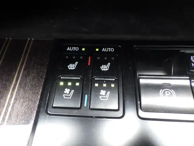 レクサス ＲＸ 450h Fスポーツ 千葉県 2017(平29)年 6.5万km ホワイトノーヴァガラスフレーク Lexus Safety System+/・プリクラッシュセーフティ/・レーンディパーチャーアラート/・オートハイビーム/・レーダークルーズコントロール/・RCTA（リヤクロストラフィックアラート）/・ブラインドスポットモニター/ムーンルーフ/パワーバックドア/ブラックレザーシート/前席パワーシート/エアシート/シートヒーター/純正SDナビ/地デジTV/【BD/DVD/CD再生機能　Bluetooth接続】/バックカメラ/リバース連動ドアミラー（左）　/革巻きステアリング/ステアリングヒーター/ステアリングスイッチ/ETC（2.0）/3眼LEDヘッドライト/フォグライト/ウインカーミラー/クリアランスソナー/純正20インチアルミホイル/サイド/カーテンエアバッグ/スマートキー