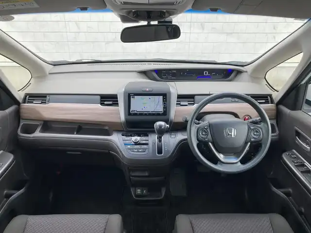 ホンダ フリード G ホンダセンシング 静岡県 2020(令2)年 4.2万km プラチナホワイトパール HondaSENSING/純正メモリーナビ/　AM FM CD DVD Bluetooth SD USB/フルセグTV/LEDオートヘッドランプ/レーダークルーズコントロール/シートヒーター(前席)/リアクリアランスソナー/スマートキー2本/リアロールサンシェード/ビルトインETC/バックモニター/前方ドライブレコーダー/両側パワースライドドア