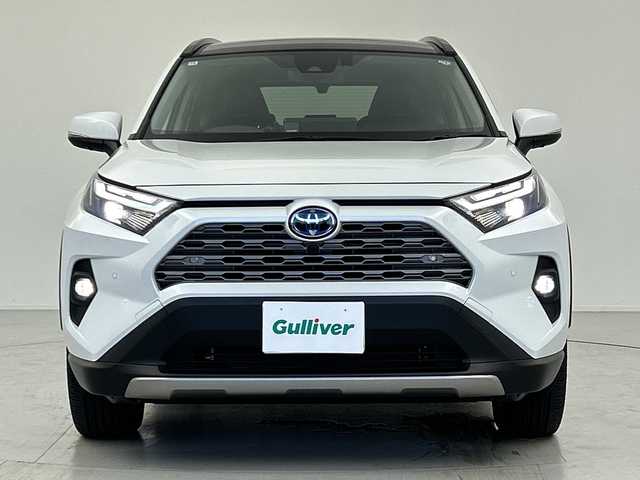 トヨタ ＲＡＶ４ ハイブリッドG 愛知県 2024(令6)年 1万km プラチナホワイトパールマイカ パノラマサンルーフ/Toyota Safety Sense/・プリクラッシュセーフティ/・レーントレーシングアシスト/・レーダークルーズコントロール/・オートハイビーム/・ロードサインアシスト/純正10.5インチナビ/・AppleCarPlay/・Android Auto/・フルセグTV/・Miracast/・USB/・AM/FM/パノラミックビューモニター/デジタルインナーミラー/黒革シート/先行車発進のお知らせ/パーキングサポートブレーキ/ブラインドスポットアシスト/シートヒーター/シートベンチレーション/パワーバックドア/LEDヘッドライト/ETC/ステアリングヒーター/スマートキー/プッシュスタート/横滑り防止装置