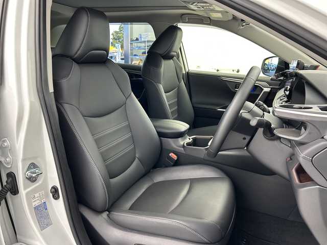 トヨタ ＲＡＶ４ ハイブリッドG 愛知県 2024(令6)年 1万km プラチナホワイトパールマイカ パノラマサンルーフ/Toyota Safety Sense/・プリクラッシュセーフティ/・レーントレーシングアシスト/・レーダークルーズコントロール/・オートハイビーム/・ロードサインアシスト/純正10.5インチナビ/・AppleCarPlay/・Android Auto/・フルセグTV/・Miracast/・USB/・AM/FM/パノラミックビューモニター/デジタルインナーミラー/黒革シート/先行車発進のお知らせ/パーキングサポートブレーキ/ブラインドスポットアシスト/シートヒーター/シートベンチレーション/パワーバックドア/LEDヘッドライト/ETC/ステアリングヒーター/スマートキー/プッシュスタート/横滑り防止装置