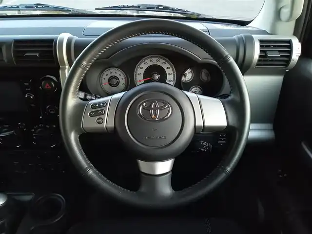 トヨタ ＦＪクルーザー カラーパッケージ 福井県 2016(平28)年 5.7万km 黒 4WD/ディーラーオプションナビ（NSZT-W66T）/・（フルセグTV/CD/DVD/Bluetooth）/バックカメラ/後部コーナーセンサー/クルーズコントロール/ETC/ステアリングリモコン/フロントフォグランプ/ライトレベライザー/社外AW（VICTRON）