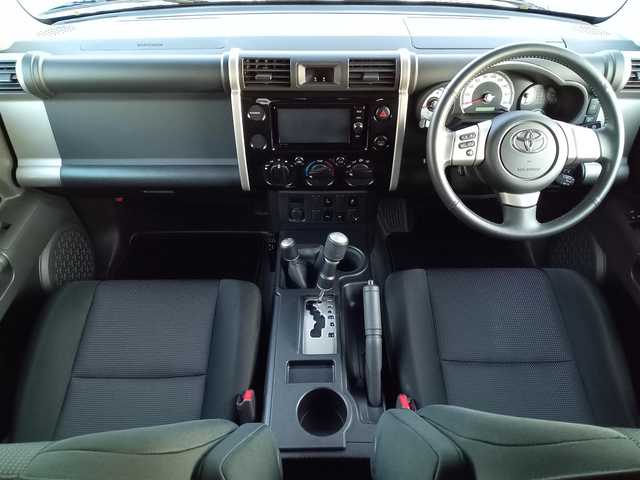 トヨタ ＦＪクルーザー カラーパッケージ 福井県 2016(平28)年 5.7万km 黒 4WD/ディーラーオプションナビ（NSZT-W66T）/・（フルセグTV/CD/DVD/Bluetooth）/バックカメラ/後部コーナーセンサー/クルーズコントロール/ETC/ステアリングリモコン/フロントフォグランプ/ライトレベライザー/社外AW（VICTRON）