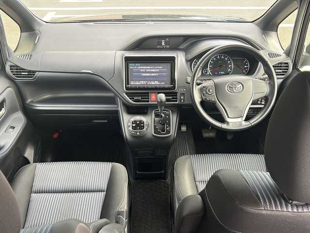 トヨタ ノア Si 静岡県 2015(平27)年 6.8万km ボルドーマイカメタリック 純正9インチナビ/・FM/AM/・CD/DVD/・SD録音/・フルセグTV/・Bluetooth/主要装備/・後席フリップダウンモニター/・バックカメラ/・両側パワースライドドア/・ＥＴＣ/・ＬＥＤヘッドライト/・２列目キャプテンシート/・アイドリングストップ/・横滑り防止装置/・リアクーラー/・16インチ純正アルミホイール/・フォグランプ/・MTモード付AT/・オートライト