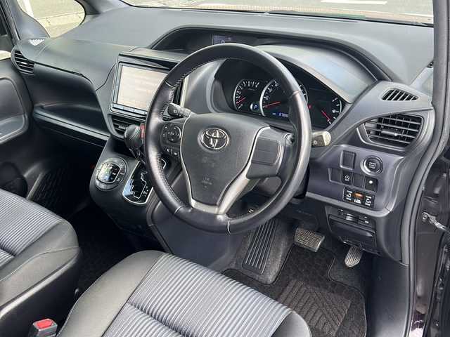 トヨタ ノア Si 静岡県 2015(平27)年 6.8万km ボルドーマイカメタリック 純正9インチナビ/・FM/AM/・CD/DVD/・SD録音/・フルセグTV/・Bluetooth/主要装備/・後席フリップダウンモニター/・バックカメラ/・両側パワースライドドア/・ＥＴＣ/・ＬＥＤヘッドライト/・２列目キャプテンシート/・アイドリングストップ/・横滑り防止装置/・リアクーラー/・16インチ純正アルミホイール/・フォグランプ/・MTモード付AT/・オートライト