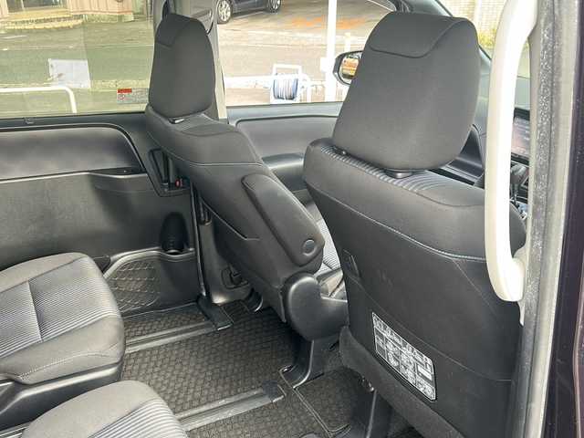 トヨタ ノア Si 静岡県 2015(平27)年 6.8万km ボルドーマイカメタリック 純正9インチナビ/・FM/AM/・CD/DVD/・SD録音/・フルセグTV/・Bluetooth/主要装備/・後席フリップダウンモニター/・バックカメラ/・両側パワースライドドア/・ＥＴＣ/・ＬＥＤヘッドライト/・２列目キャプテンシート/・アイドリングストップ/・横滑り防止装置/・リアクーラー/・16インチ純正アルミホイール/・フォグランプ/・MTモード付AT/・オートライト