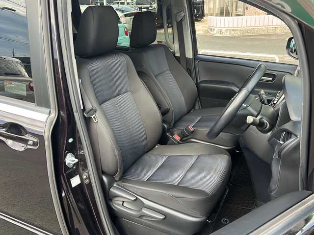 トヨタ ノア Si 静岡県 2015(平27)年 6.8万km ボルドーマイカメタリック 純正9インチナビ/・FM/AM/・CD/DVD/・SD録音/・フルセグTV/・Bluetooth/主要装備/・後席フリップダウンモニター/・バックカメラ/・両側パワースライドドア/・ＥＴＣ/・ＬＥＤヘッドライト/・２列目キャプテンシート/・アイドリングストップ/・横滑り防止装置/・リアクーラー/・16インチ純正アルミホイール/・フォグランプ/・MTモード付AT/・オートライト