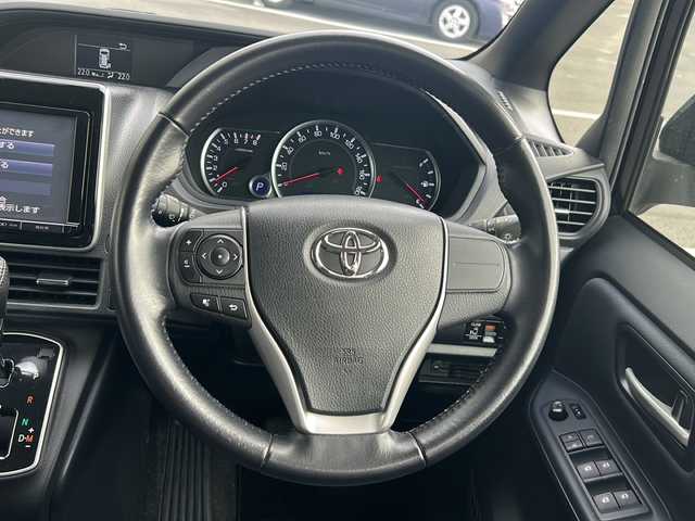 トヨタ ノア Si 静岡県 2015(平27)年 6.8万km ボルドーマイカメタリック 純正9インチナビ/・FM/AM/・CD/DVD/・SD録音/・フルセグTV/・Bluetooth/主要装備/・後席フリップダウンモニター/・バックカメラ/・両側パワースライドドア/・ＥＴＣ/・ＬＥＤヘッドライト/・２列目キャプテンシート/・アイドリングストップ/・横滑り防止装置/・リアクーラー/・16インチ純正アルミホイール/・フォグランプ/・MTモード付AT/・オートライト